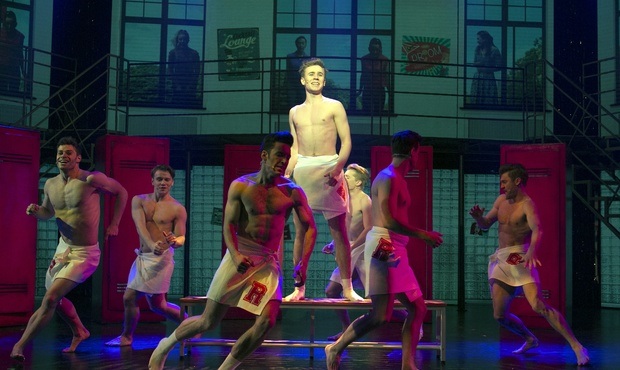 Musikalanmeldelse «Grease»: Energi på høyoktan